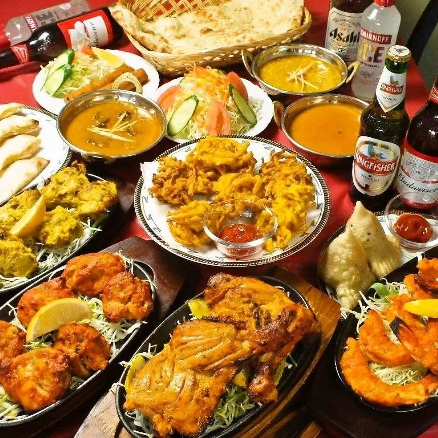 カレー、ナン、タンドリー料理が並ぶテーブル